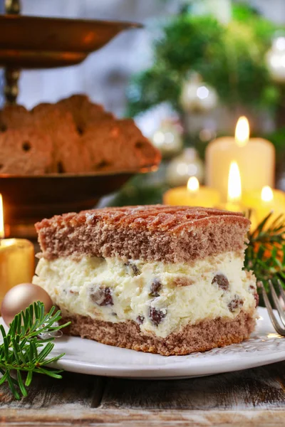 Традиционный рождественский чизкейк с шоколадной начинкой — стоковое фото