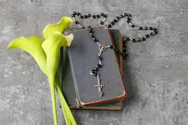 Fiori di calla bianca (Zantedeschia), rosario e Sacra Bibbia su sto — Foto Stock