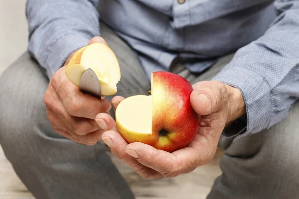 Man holding red apple — Stock Photo, Image