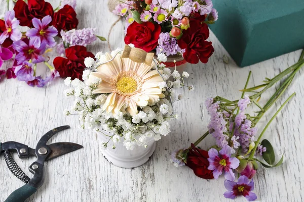 桃のガーベラの花とカスミソウのぱとフラワーアレンジメント — ストック写真
