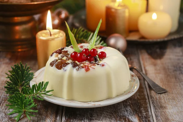 Holiday cheesecake with raisins and fruits — Stock Photo, Image