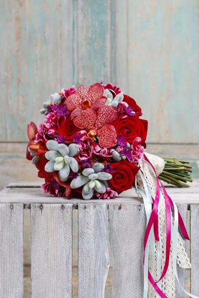 Ramo con flores de orquídea roja, rosas y suculentas — Foto de Stock