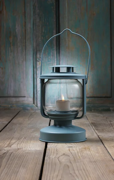 Lanterna di ferro con candela bianca all'interno su legno — Foto Stock