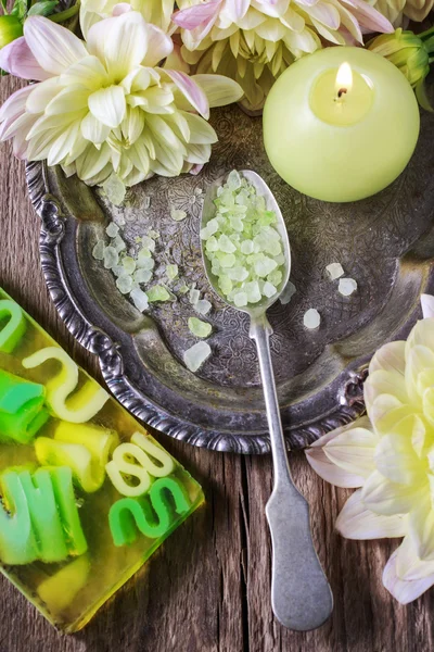 Spoon of green sea salt and bar of handmade soap — Stock Photo, Image