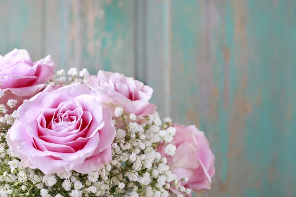 Bouquet de roses sur fond bois — Photo
