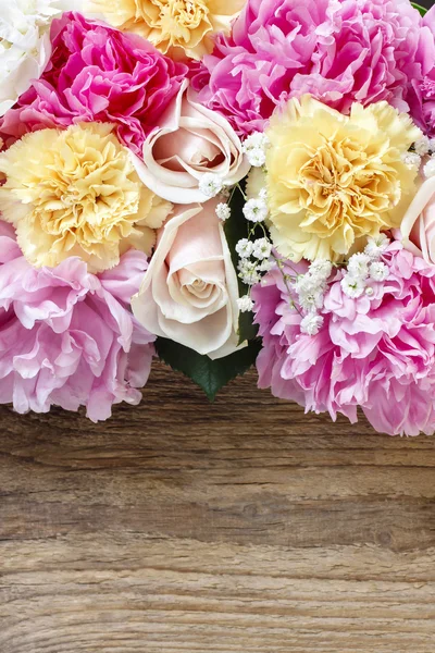 Wspaniałe różowe piwonie, żółty goździków i róż w rustykalnym woo — Zdjęcie stockowe