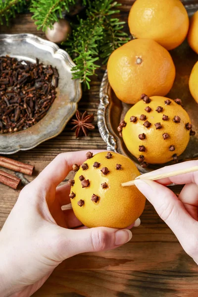 How to make orange pomander ball - step by step — Stock Photo, Image