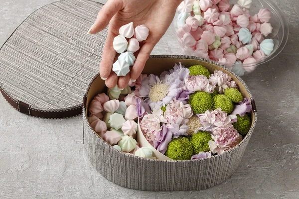Flores y dulces en caja de dibujos animados - cómo hacer un regalo adorable, s — Foto de Stock