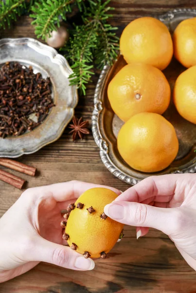 Jak zrobić pomarańczowy pomander piłka - krok po kroku — Zdjęcie stockowe
