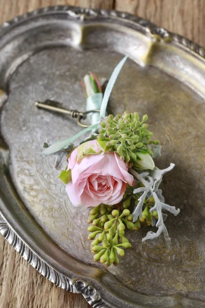 Boutonniere da sposa con rosa rosa — Foto Stock