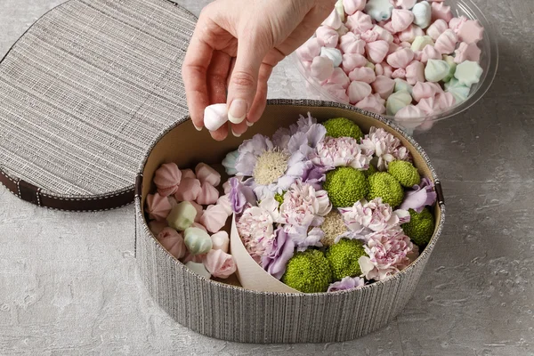 Flores y dulces en caja de dibujos animados - cómo hacer un regalo adorable, s — Foto de Stock