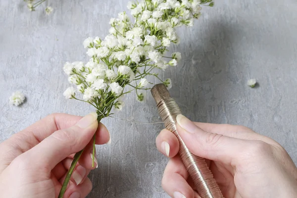 Florist på jobbet. Hur man gör Brudslöja (växt) bröllop wreat — Stockfoto