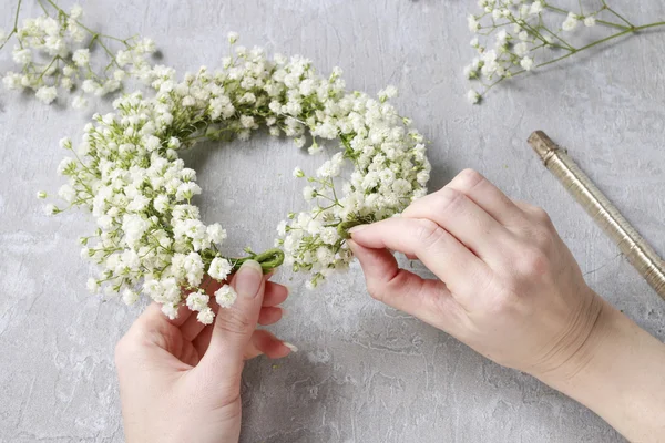 Florist bei der Arbeit. Wie man einen Hochzeitskranz aus Gipsophila paniculata macht — Stockfoto