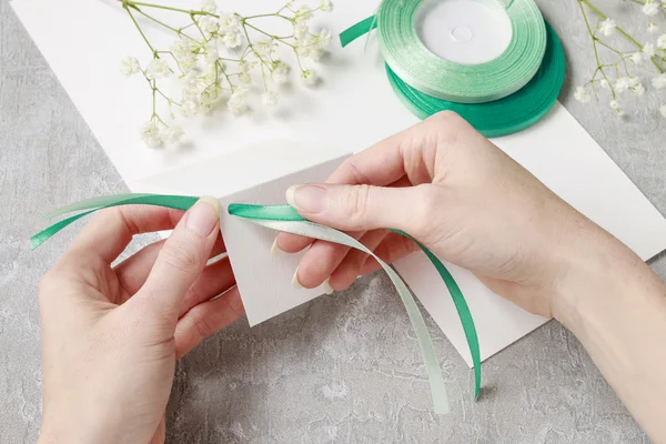 Florista en el trabajo. Cómo hacer un anillo de servilleta con flujo de crisantemo. —  Fotos de Stock