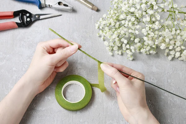 Florista no trabalho. Como fazer gypsophila paniculata grinalda de casamento — Fotografia de Stock