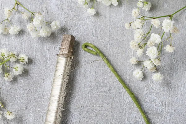 Florist bei der Arbeit. Wie man einen Hochzeitskranz aus Gipsophila paniculata macht — Stockfoto