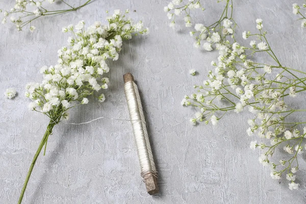 Fleuriste au travail. Comment faire la couronne de mariage gypsophila paniculata — Photo