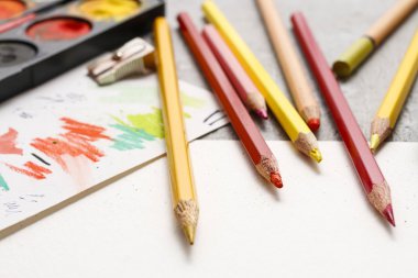 Boş kağıt ve çizim aksesuarları.