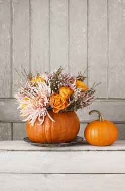 Buket çiçek balkabağı içinde