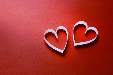 Kağıt kalpler kırmızı bir arka plan üzerinde