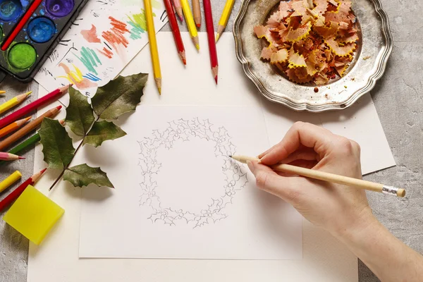 Woman drawing christmas wreath - step by step — Stock Photo, Image