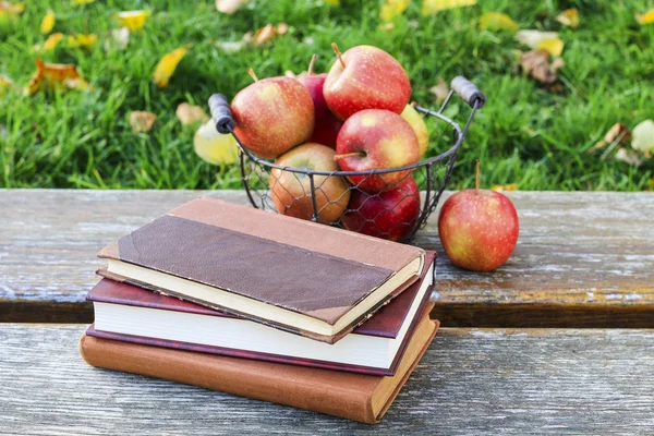Książki i jabłka w ogrodzie — Zdjęcie stockowe
