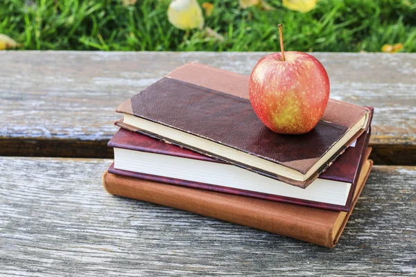 Książki i jabłka w ogrodzie — Zdjęcie stockowe