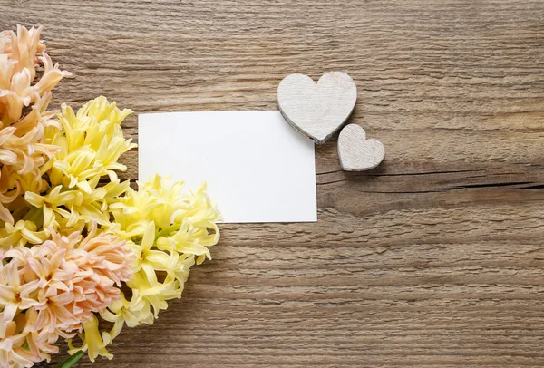 Gelbe und orangefarbene Hyazinthenblüten auf einem hölzernen Hintergrund — Stockfoto