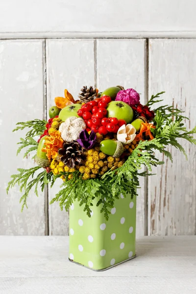 Красочный букет из осенних цветов и растений — стоковое фото