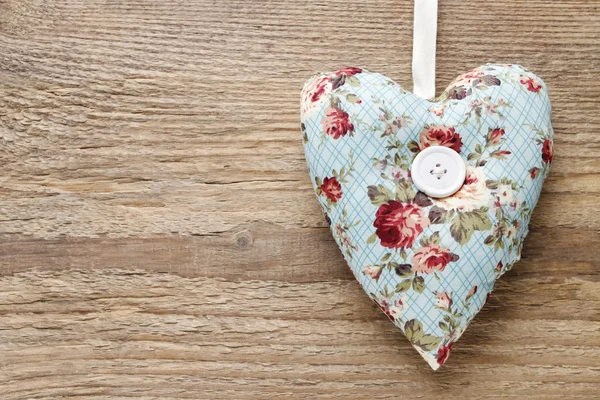 Corazón sobre fondo de madera marrón — Foto de Stock