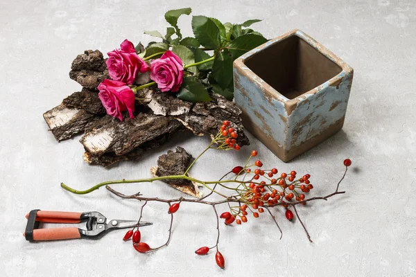 Comment faire un arrangement floral avec des roses et de l'écorce en po vintage — Photo