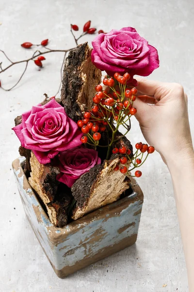 Comment faire un arrangement floral avec des roses et de l'écorce en po vintage — Photo