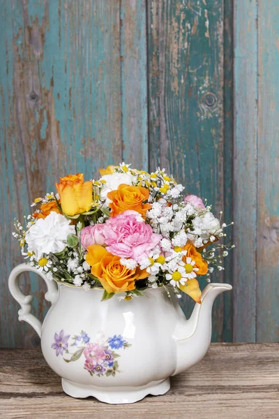 Romantisk bukett blommor i vintage vattenkokare — Stockfoto