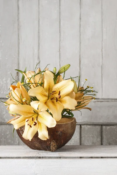Floral ρύθμιση με λουλούδια κρίνο — Φωτογραφία Αρχείου