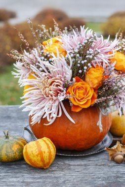 Buket çiçek balkabağı içinde