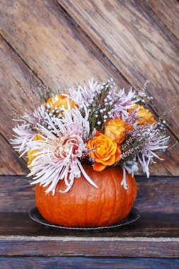 Buket çiçek balkabağı içinde