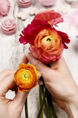 Çiçekçi iş başında. Farsça düğün çiçeği flowe buket yapma kadın