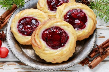 Kiraz reçeli ile yuvarlak badem ezmesi tanımlama