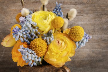 Düğünçiçeği (Farsça buttercup) ve muscari oluşan