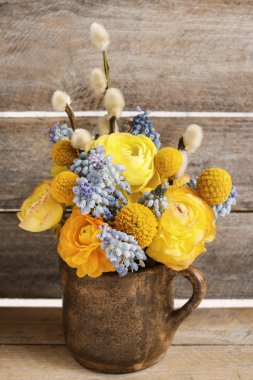 Düğünçiçeği (Farsça buttercup) ve muscari oluşan