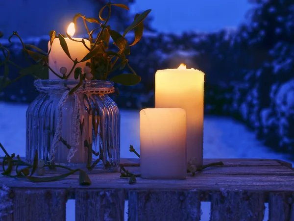 Candele decorate con vischio nel giardino d'inverno — Foto Stock