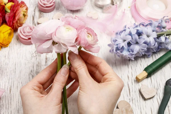 Çiçekçi iş başında. Farsça düğün çiçeği flowe buket yapma kadın