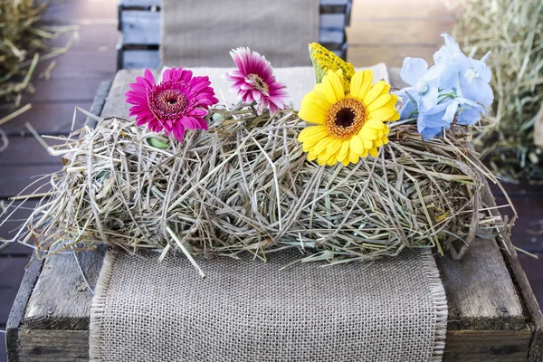 Tafeldecoratie met hooi en bloemen — Stockfoto