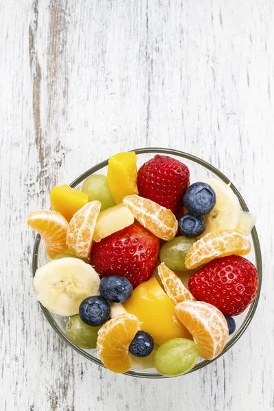 Salada de frutas em tigela de vidro — Fotografia de Stock