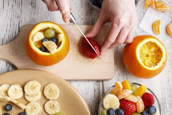 Orange filled with fruit salad — Stock Photo, Image