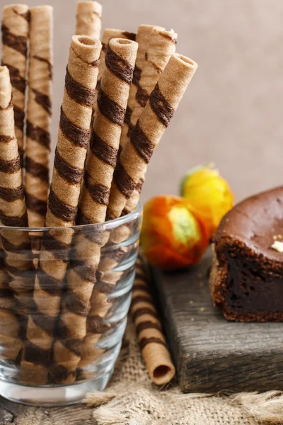 Çizgili gofret rulolar, lezzetli çikolatalı çerez — Stok fotoğraf