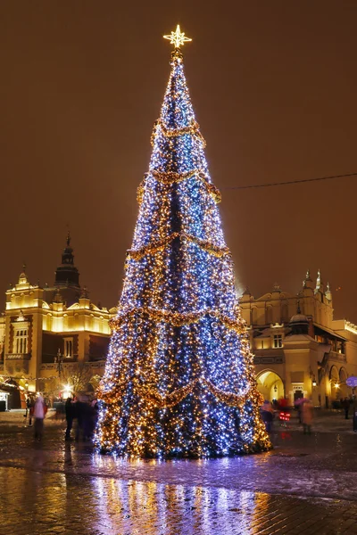 クラクフ、ポーランドで照らされたクリスマス ツリー. — ストック写真