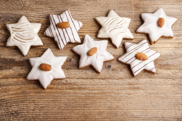 Biscoitos de gengibre em forma de estrela decorados com amêndoas na testa — Fotografia de Stock