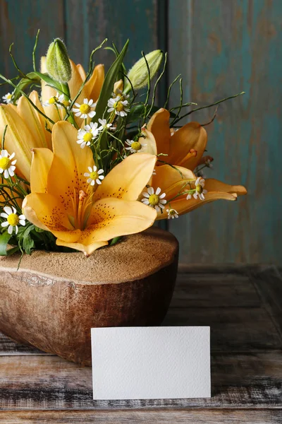 Arranjo floral com flores de lírio — Fotografia de Stock