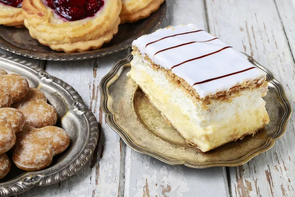 Crème taart gemaakt van twee lagen van bladerdeeg, gevuld met slagroom — Stockfoto